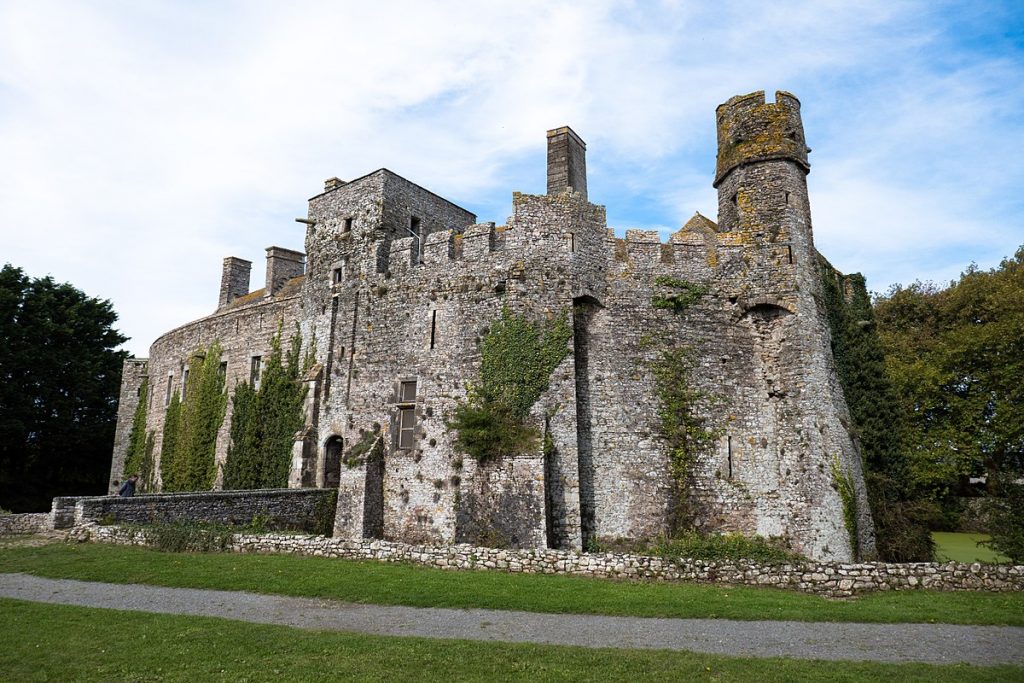 1200px-Château_de_Pirou,_keep,_front-side