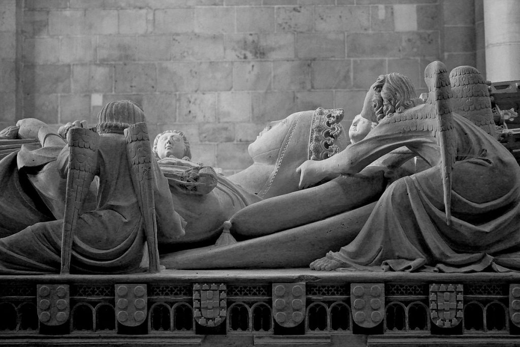 Inès reposant sa tête sur les mains des anges, photographie d'André Luis, licence Creative Commons.