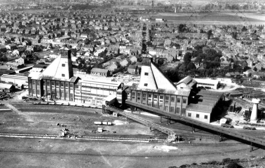 Vue aérienne des puits n°3 et 15 de la mine de Courrières à Méricourt.