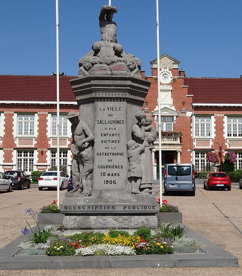 Sallaumines,Monument aux victimes de la Catastrophe de Courrières (05). Wikimedia Commons / GFDL-1.2. Crédits photographiques : érémy-Günther-Heinz Jähnick, historien, dans le cadre de son inventaire photographique du bassin minier du Nord-Pas-de-Calais de 2011 à 2013 / 