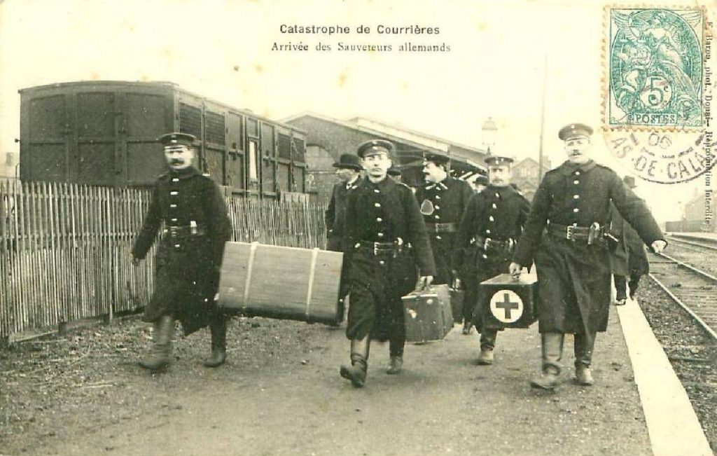 L'arrivée des sauveteurs allemands, photographie d'époque.