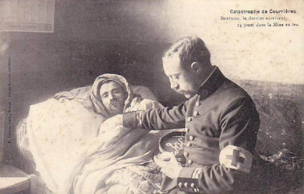 Auguste Berthou, le dernier survivant retrouvé au bout de 24 jours passés sous terre. Photographie d'époque.