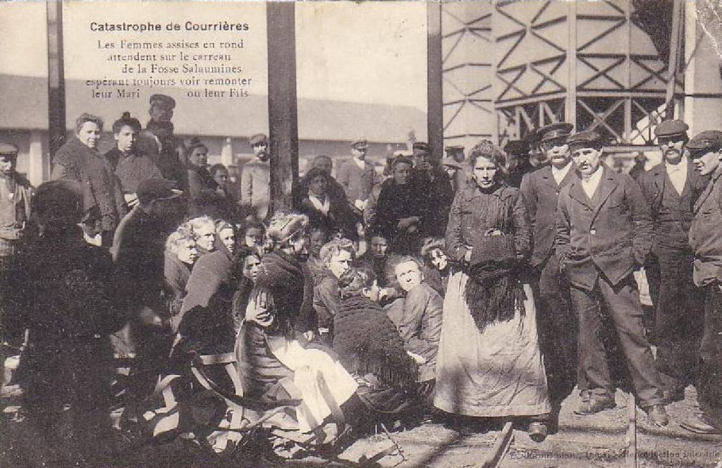 Les femmes assises en rond attendent sur le carreau de la fosse de Sallaumines.