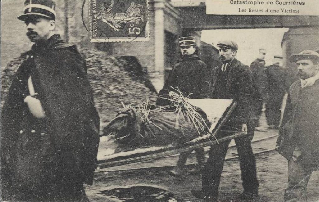 Les sauveteurs remontent les restes d'une victime, photographie d'époque.