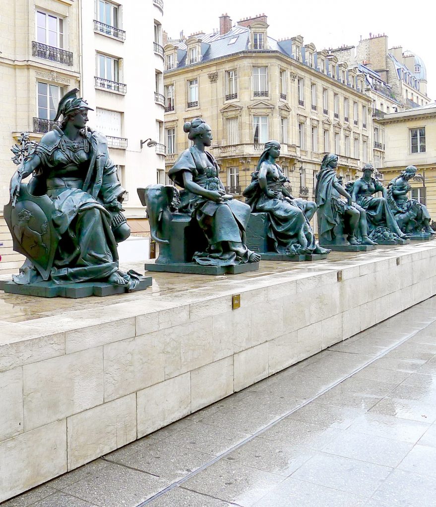 P1020793_Paris_VI_Esplanade_du_musée_d'Orsay_Statues_des_6_continents_rwk