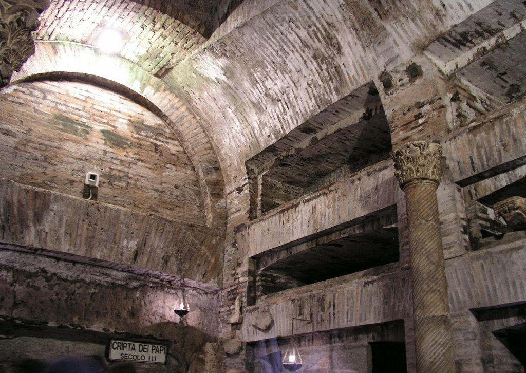 Catacombe de Saint-Calixte, crypte des papes. Crédits photo : Dnalor 01, licence CC BY-SA 3.0. Source : Wikicommons. 